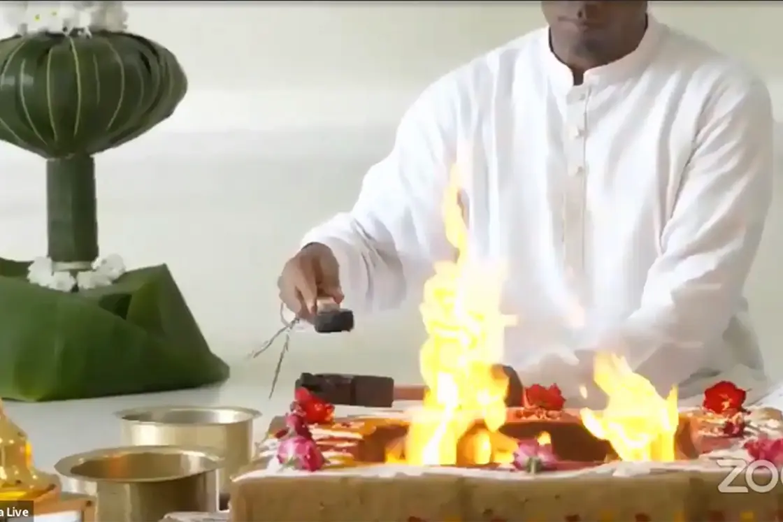 エーカム・アユシャ・ホーマの特徴